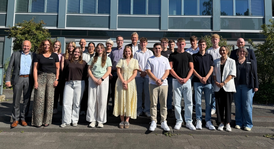Wurden durch den Personalrat, die Ausbildungsteam sowie den Verwaltungsvorstand rund um Christoph Rüther (erster v.l.) begrüßt: die neuen Auszubildenden der Kreisverwaltung Paderborn. © Kreis Paderborn, Diana Ramme